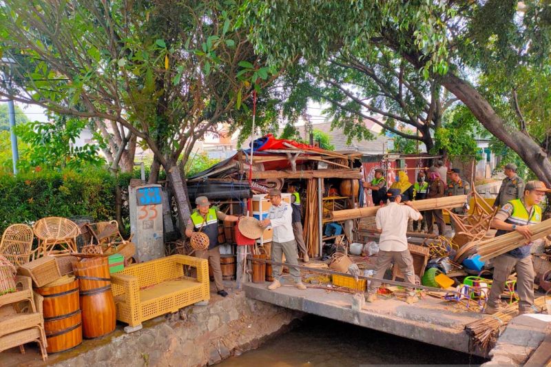 Penertiban pedangan rotan yang berjualan di atas saluran air di Jalan Raya Pasar Minggu, Pejaten Barat, Jakarta Selatan, Jumat (13/10/2023). ANTARA-HO/Kelurahan Pejaten Barat. - Image