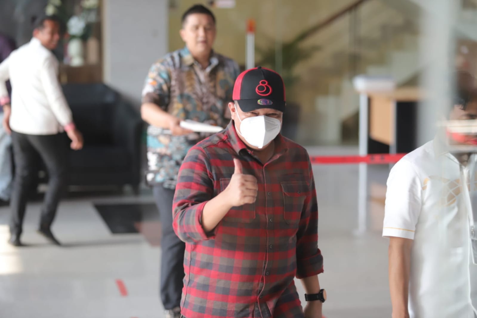 Direktur Alat dan Mesin Pertanian Direktorat Jenderal Prasarana dan Sarana Kementerian Pertanian Muhammad Hatta mendatangi gedung merah putih KPK, Jakarta, Jumat (13/10). - Image