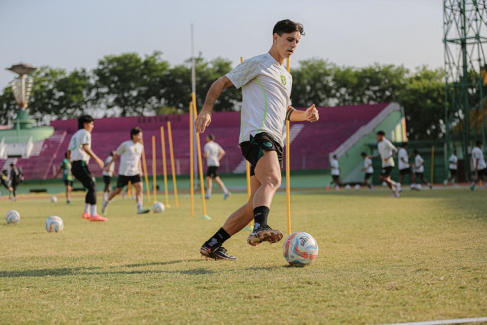 Bruno Moreira saat menjalani latihan bersama Persebaya Surabaya. Dia tak terlalu terpengaruh dengan rencana kebijakan manajemen Persebaya siang ini. (persebaya.id) - Image