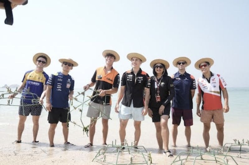 Sejumlah pembalap MotoGP melakukan kegiatan bersih-bersih pantai dan penanaman terumbu karang jelang MotoGP Mandalika. Kegiatan ini diselenggarakan pada Kamis (12/10/2023). - Image