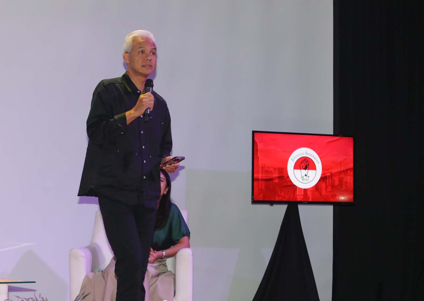 Bakal Calon Presiden di Pilpres 2024 Ganjar Pranowo hadir dalam diskusi Jaringan Indonesia (Jari) di Taman Ismail Marzuki, Cikini, Jakarta, Kamis (12/10/2024). - Image