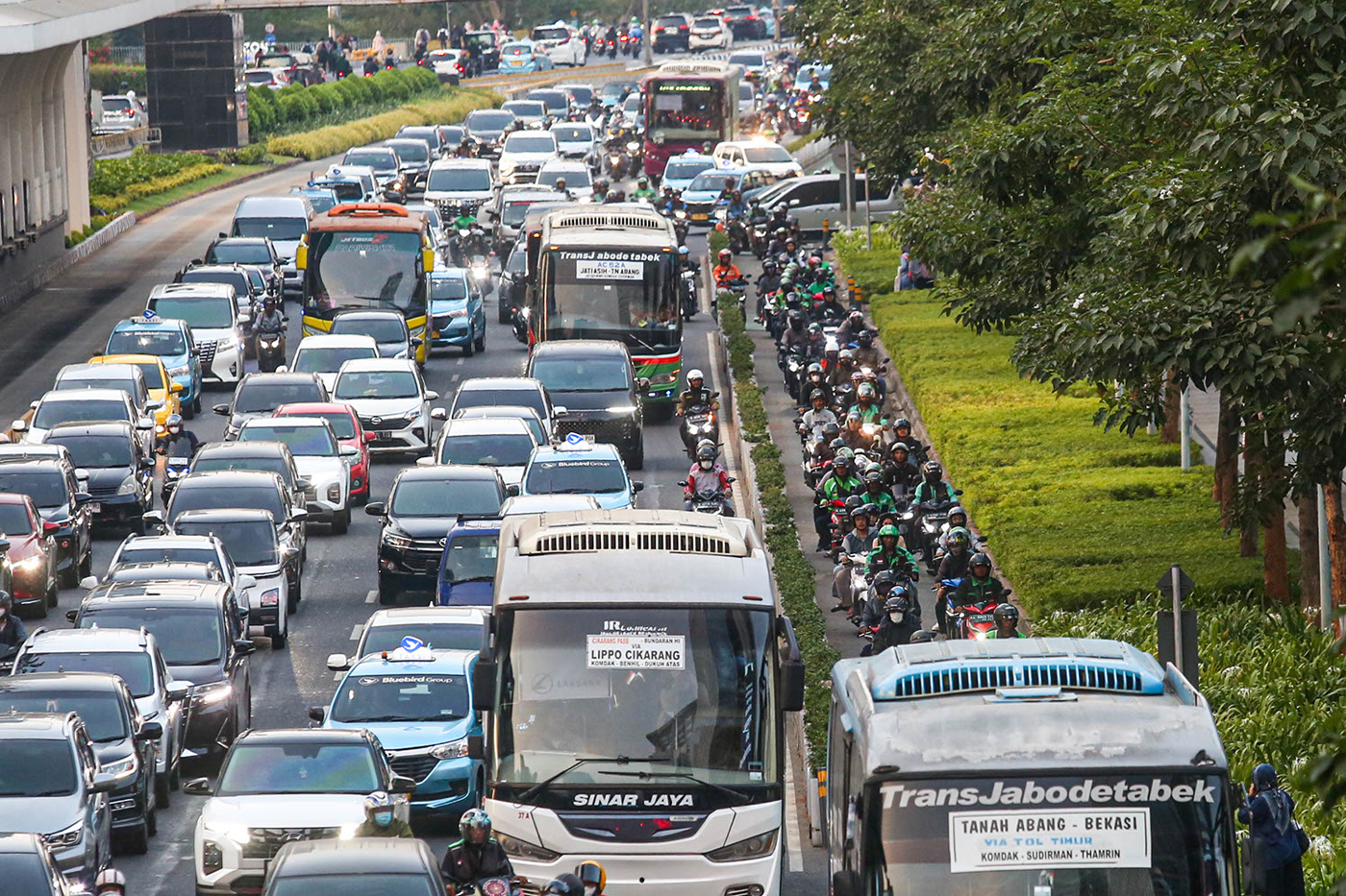 Sejumlah pengendara kendaraan bermotor berjalan tersendat di Jalan Sudirman, Jakarta. Pemerintah Provinsi (Pemprov) DKI Jakarta banal malakukan kajian, usulan dari Kapolri Jendral Listyo Sigit Prabowo soal penerapan ganjil genap untuk roda dua atau motor - Image