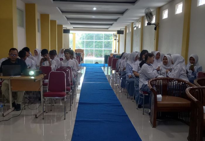 Forum Jurnalis Cirebon memberikan pelatihan jurnalistik kepada siswa SMA Negeri 6 Cirebon, Jumat (13/10). - Image