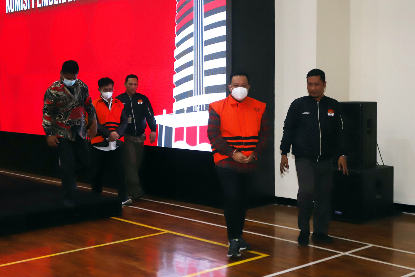 GIRING TAHANAN: Petugas KPK mengawal tahanan KPK usai menjalani pemeriksaan. - Image