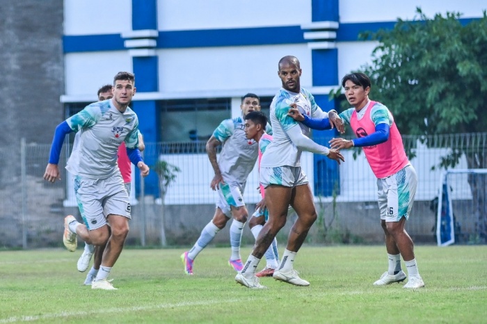 Pemain Persib Bandung saat menggelar game internal untuk menjaga kebugaran jelang menghadapi Madura United. - Image