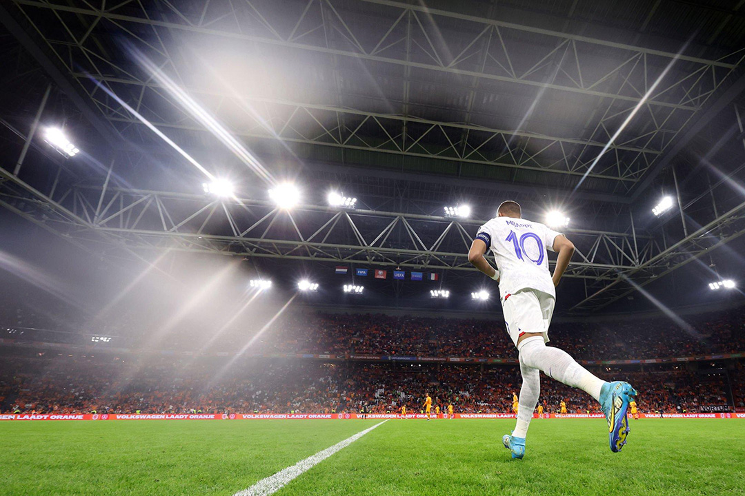 Mbappe menuju lapangan ketika laga melawan Belanda untuk Kualifikasi Euro 2024 pada Jumat (13/10). (Sumber: X @MbappeCentral) - Image