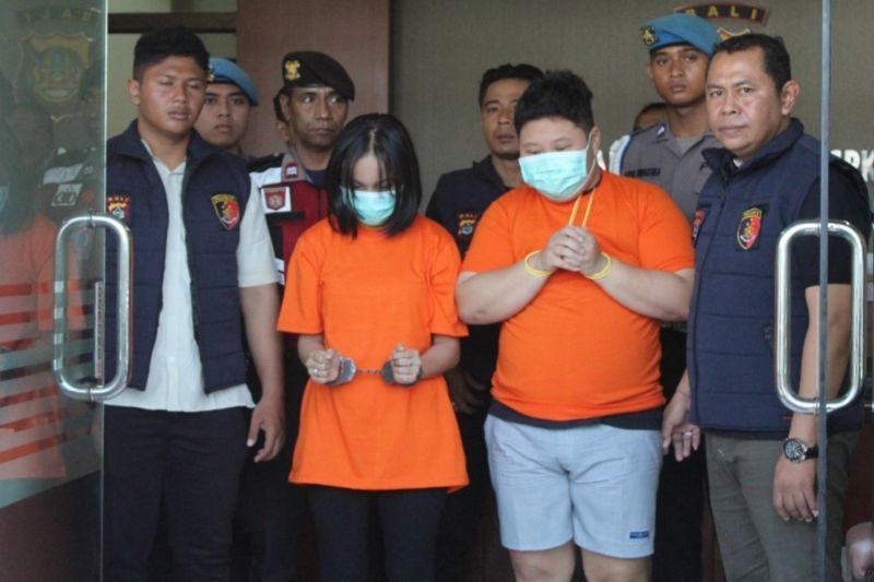 Kepolisian Resor Kawasan Bandara I Gusti Ngurah Rai, Tuban, Bali menggiring dua pelaku pencurian L (24) dan SP (18) asal Bogor yang mencuri uang di Bandara Internasional I Gusti Ngurah Rai, Bali. - Image