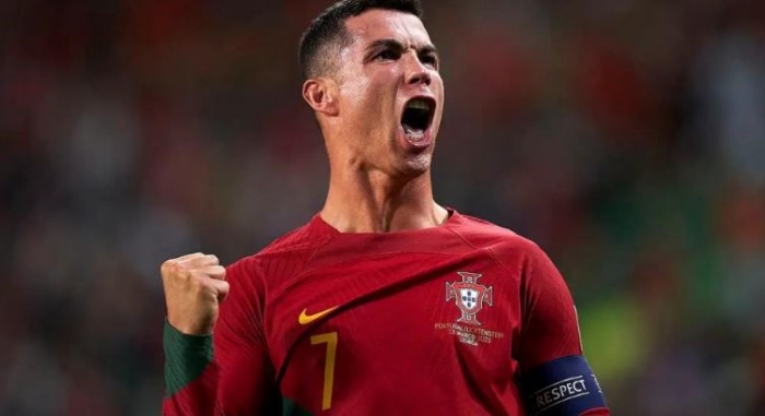 Cristiano Ronaldo mencetak dua gol ke gawang Slovakia. Portugal menang 3-2 sekaligus melaju ke putaran final Euro 2024 . (getty images) - Image