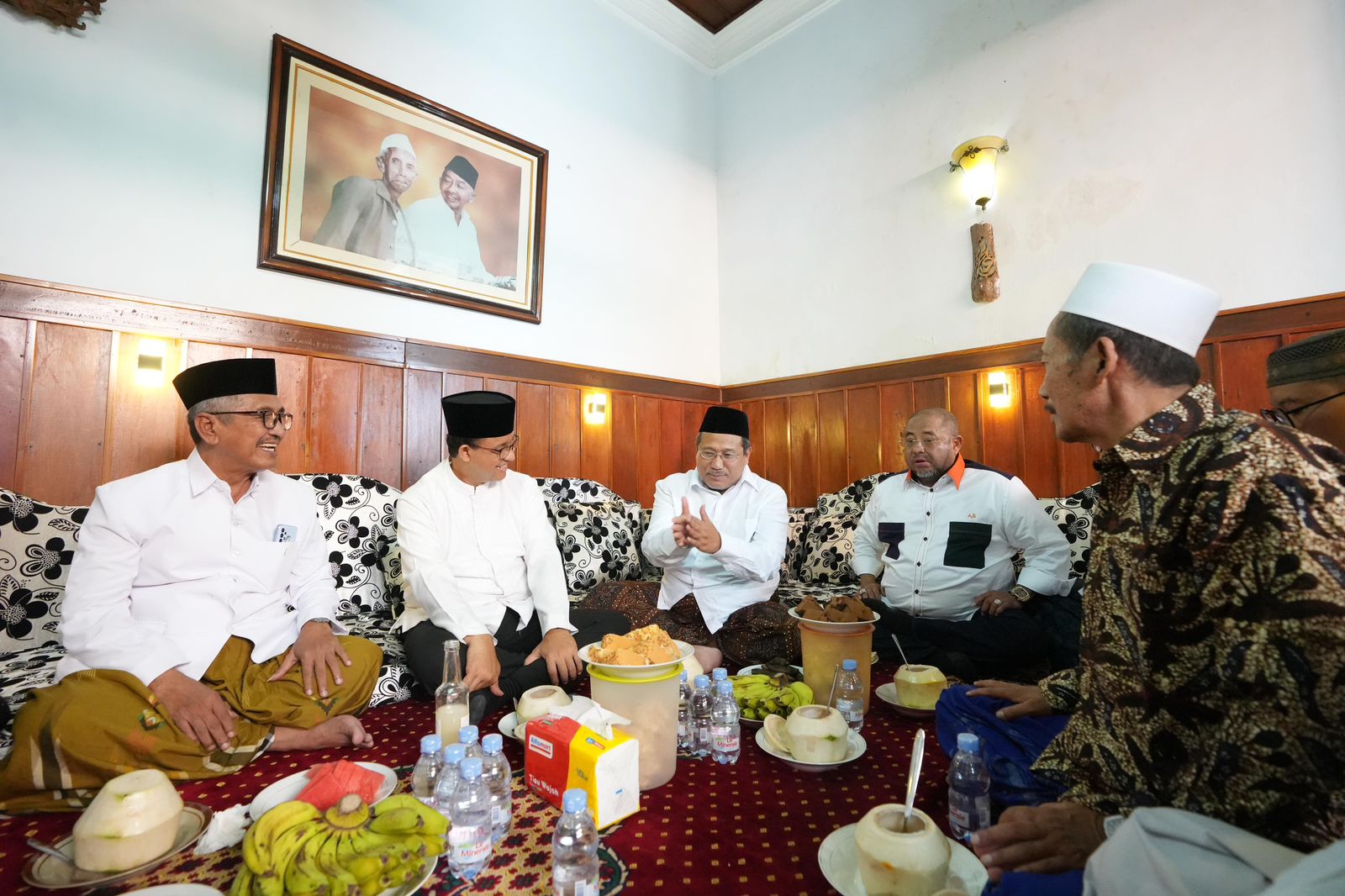 Bacapres Koalisi Perubahan untuk Persatuan Anies Baswedan melanjutkan safarinya di Sidoarjo dengan berkunjung ke kediaman Pengasuh Pondok Pesantren Al Hikmah Al Hidayah. - Image