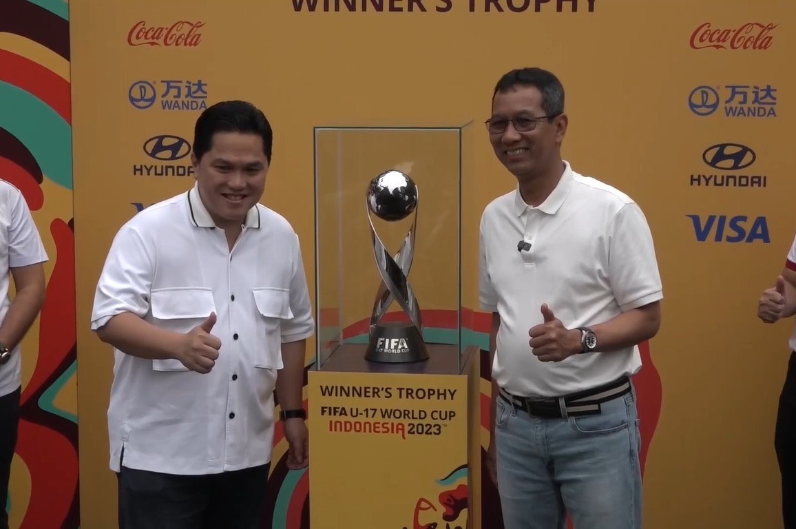 Penjabat (Pj) Gubernur DKI Jakarta Heru Budi Hartono dan Erick Thohir memperkenalkan trofi Piala Dunia U-17 2023. - Image