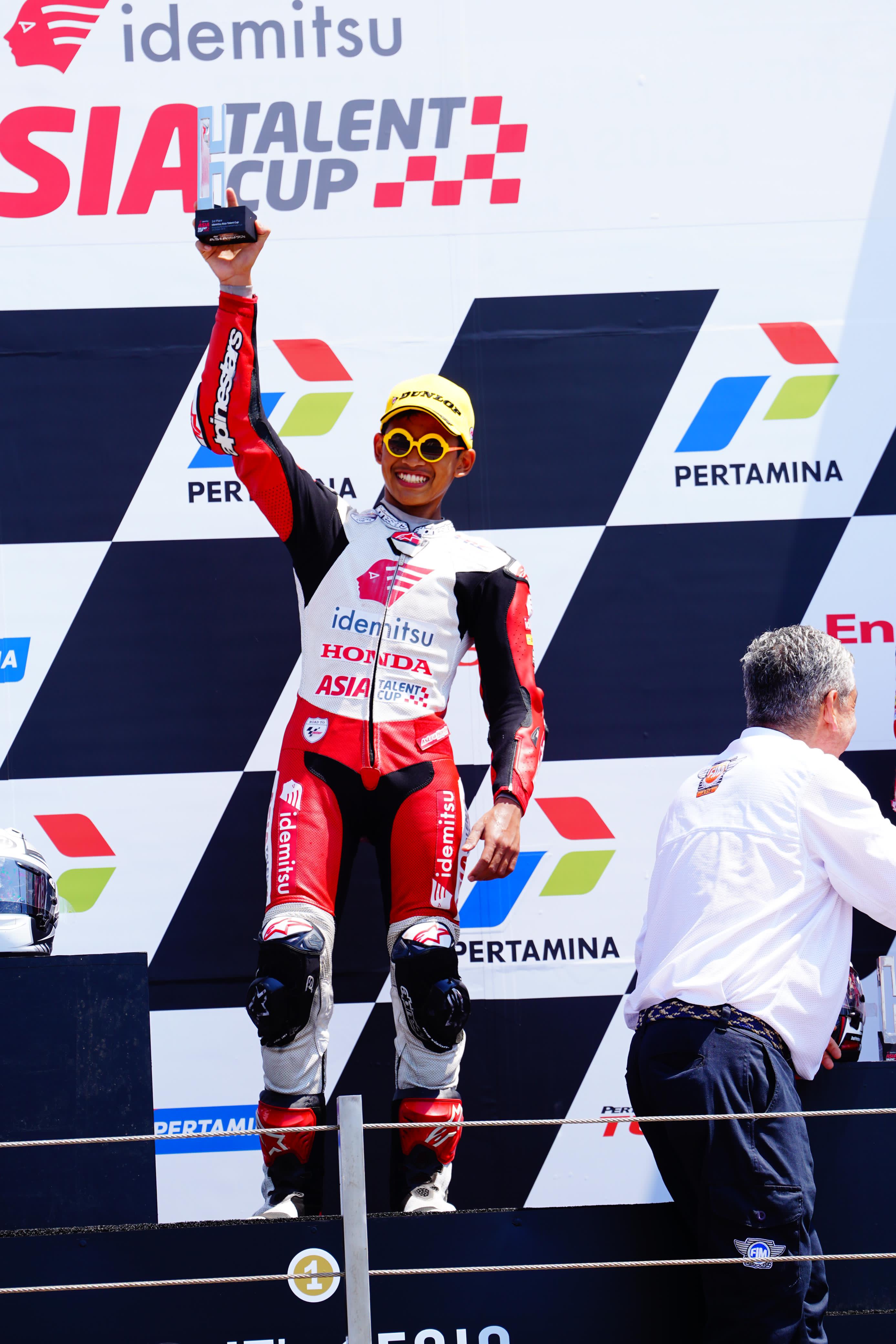 Veda Ega Pratama kembali meraih kemenangan di Race 2 Asia Talent Cup di Sirkuit Mandalika, Lombok Tengah, Minggu (15/10). - Image