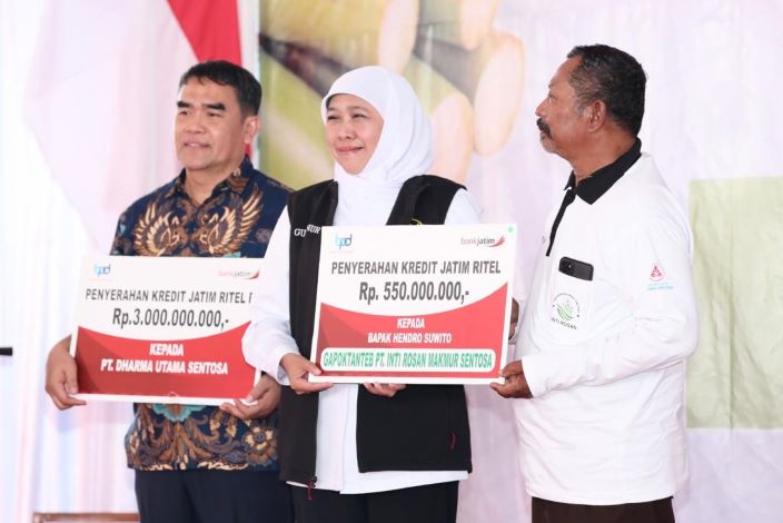 Gubernur Jawa Timur Khofifah Indar Parawansa (tengah). - Image