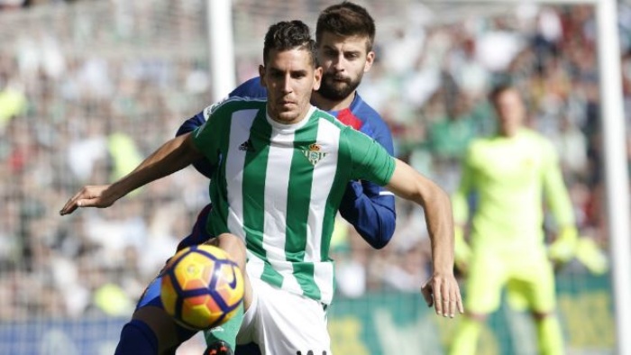 Alexander Alegria (depan) saat bermain bersama Real Betis dikawal mantan bek Barcelona, Gerard Pique. Alegria mulai dikaitkan bakal membela Persebaya Surabaya. (marca) - Image