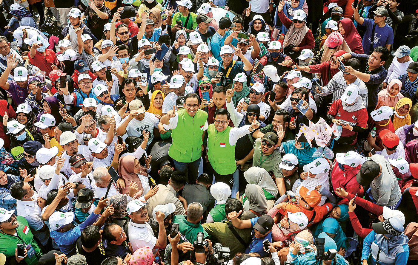 SEMUA OPTIMISTIS: Anies Baswedan dan Muhaimin Iskandar di acara jalan sehat di Sidoarjo, Minggu (15/10). - Image