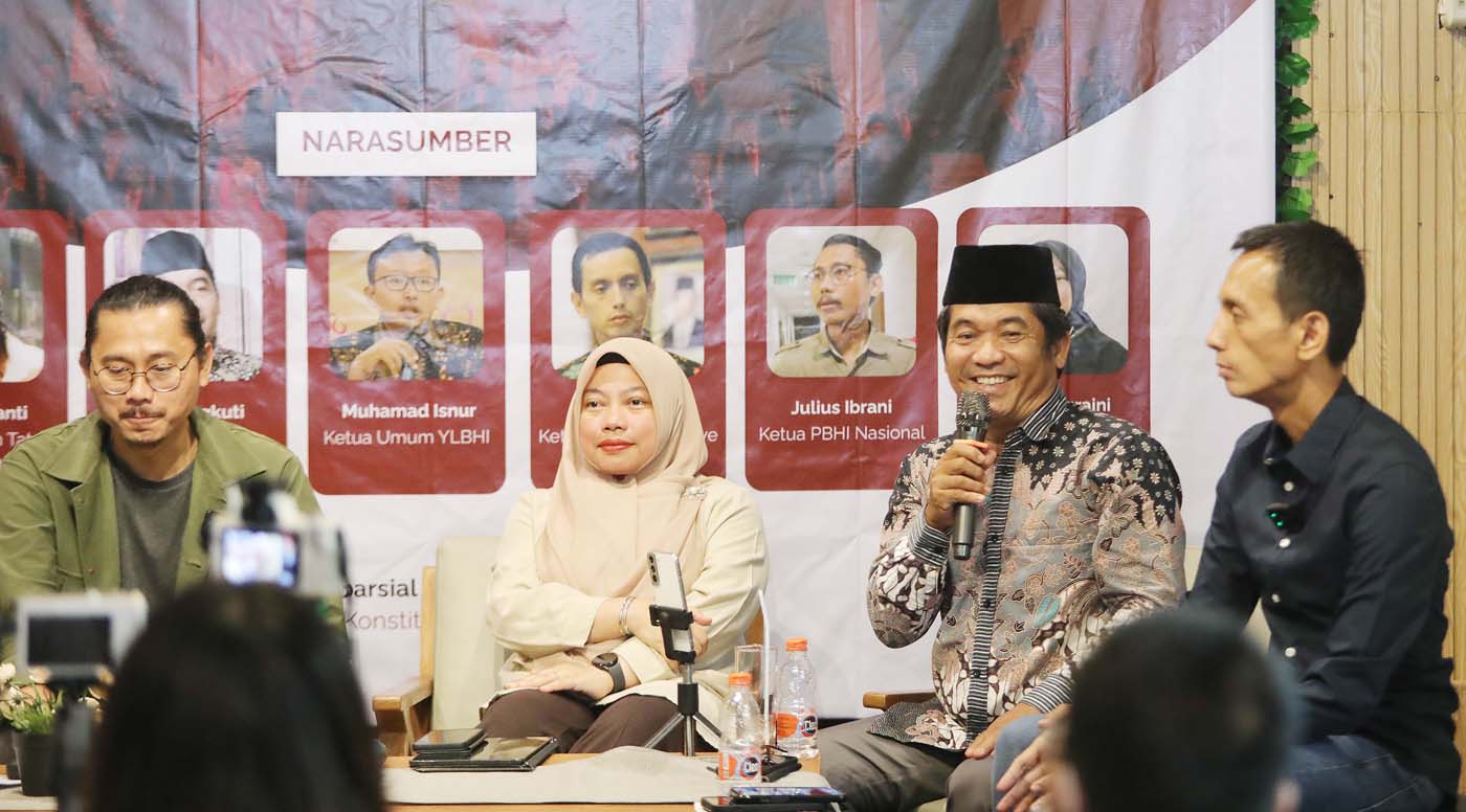 Ketua Umum Yayasan Lembaga Bantuan Hukum Indonesia (YLBHI) Muhamad Isnur (kiri), Ketua Perhimpunan Bantuan Hukum dan HAM Indonesia (PBHI) Julius Ibrani (kedua dari kiri), pengajar hukum pemilu Universitas Indonesia Titi Anggraini (tengah), Direktur Lingka - Image