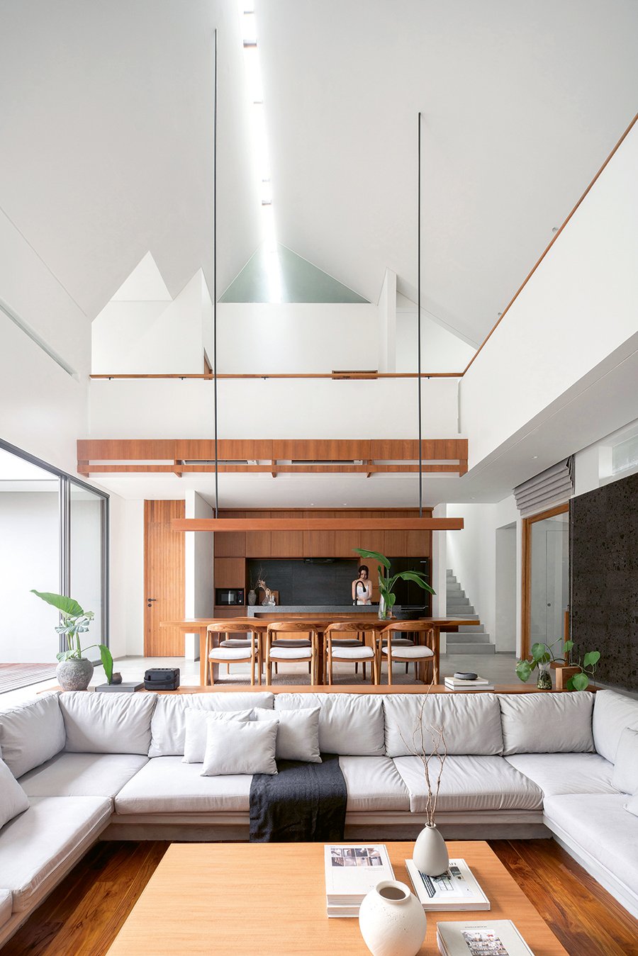 SPACIOUS: Layout ruang tengah dibuat tanpa sekat dan hight ceiling menghasilkan kesan lapang.