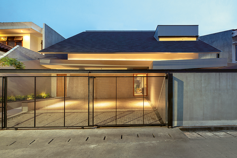 LOW PROFILE: Tampak depan KD Residence dengan dominasi warna abu-abu. Terdapat skylight pada sisi kanan atas fasad.