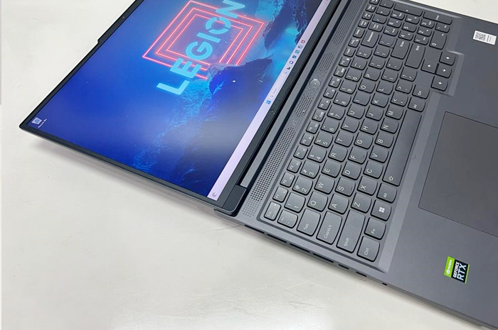Laptop Lenovo Legion 5 bisa dibuka hingga 180 derajat.