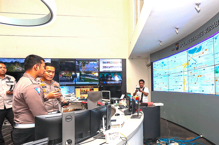 PENGEMBANGAN: Kasatlantas Polrestabes Surabaya AKBP Arif Fazlurrahman (tiga dari kiri) melihat uji coba kamera bodi yang terintegrasi dengan GPS di ruang command center. - Image
