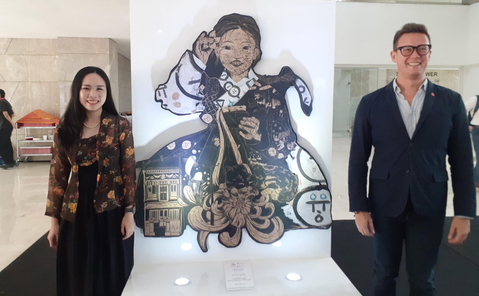 Artis Catherine Oslo dan direktur projek KONNECT ASEAN Benjamin Milton Hampe berfoto dengan karya yang mewakili ASEAN dan ROK./Meuthia Nabila - Image