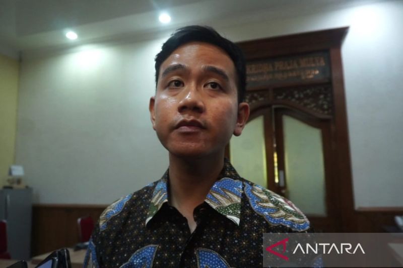Wali Kota Surakarta Gibran Rakabuming Raka memberikan keterangan kepada wartawan di Solo, Jawa Tengah, Selasa (17/10/2023). ANTARA/Aris Wasita - Image
