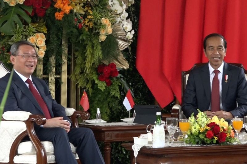Presiden Joko Widodo melakukan pertemuan bilateral dengan Perdana Menteri China Li Qiang di Istana Merdeka, Jakarta, Jumat (8/9). (Pradanna Putra Tampi/Satrio Giri Marwanto/Gracia Simanjuntak) - Image