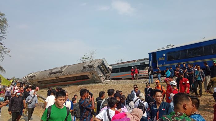 Kereta Argo Semeru jurusan Surabaya - Gambir Jakarta anjlok di Kecamatan Sentolo, Kulon Progo, Jogjakarta sekitar pukul 13.35. - Image