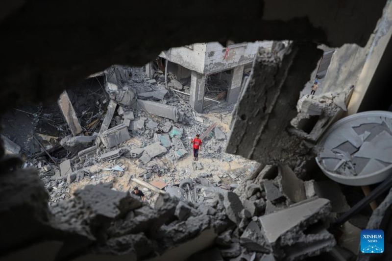 Seorang warga mengamati gedung-gedung yang hancur, akibat serangan udara Israel, di Kota Gaza pada Senin (9/10/2023). ANTARA/Rizek Abdeljawad/Xinhua/tm - Image