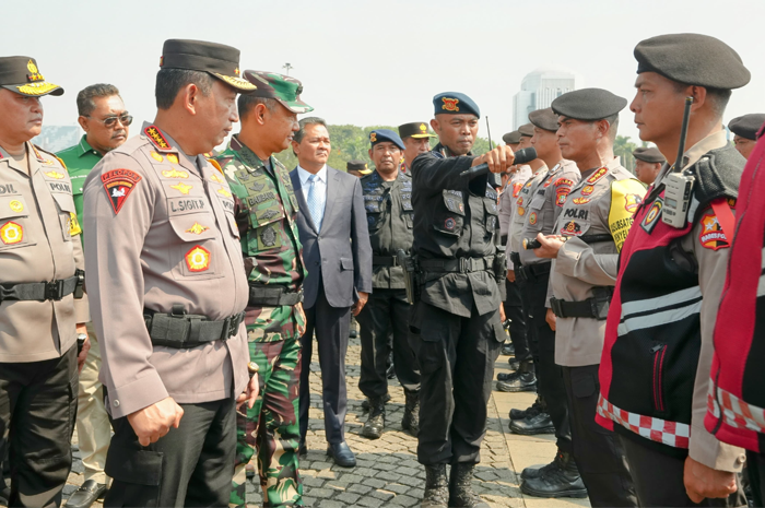 Kapolri Jenderal Listyo Sigit Prabowo saat memimpin apel gelar pasukan Operasi Mantap Brata. - Image