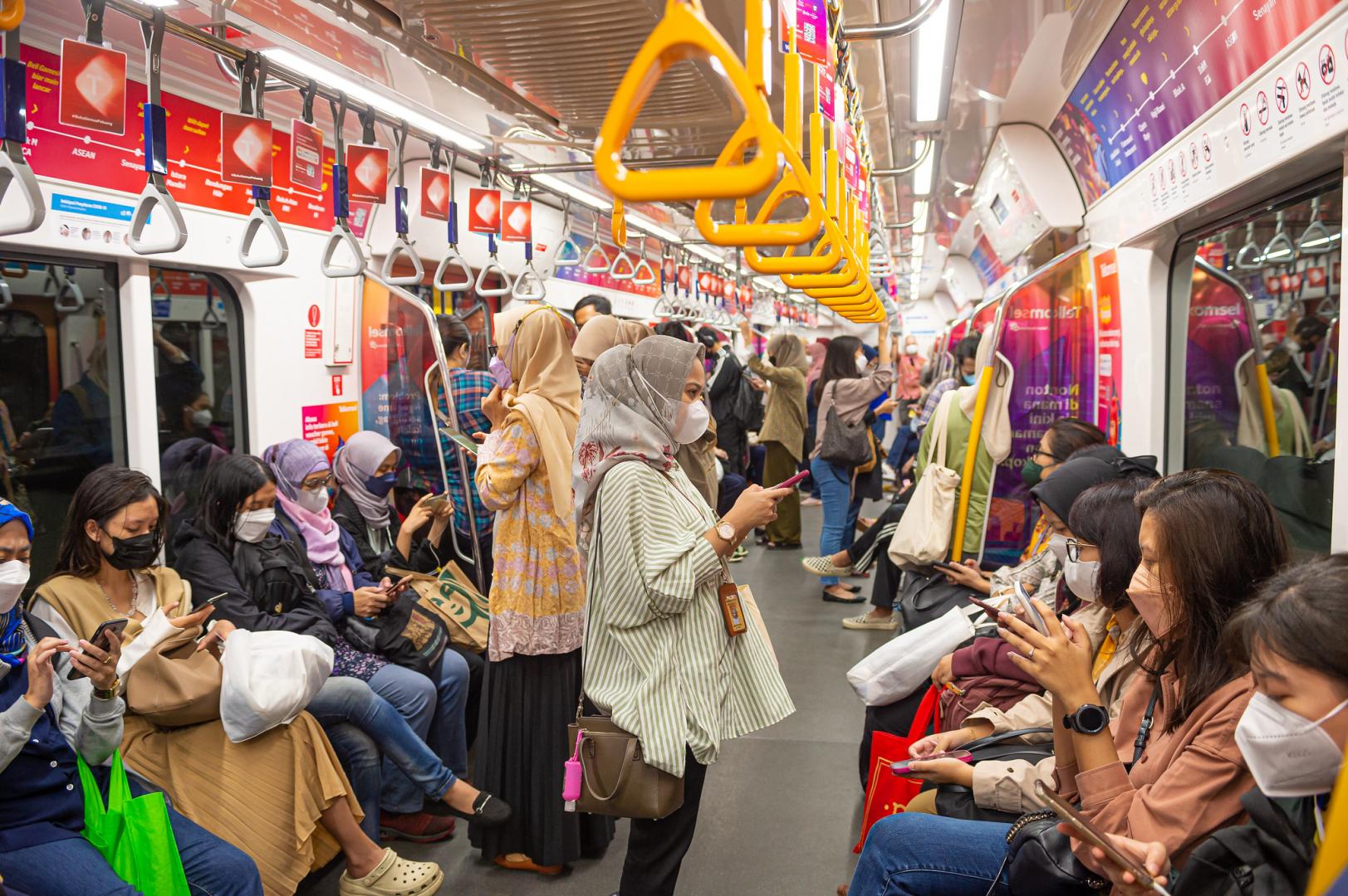 Situasi MRT Jakarta di jam sibuk. - Image