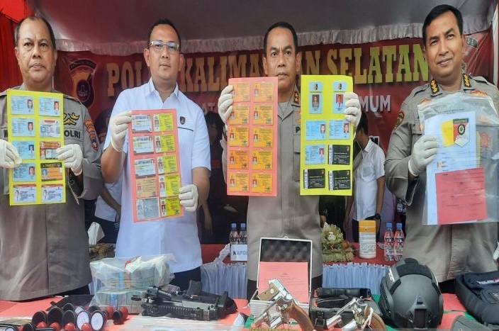 Kapolda Kalimantan Selatan Irjen Pol. Andi Rian R Djajadi menunjukkan barang bukti yang disita dari tersangka MR saat rilis di Mapolda Kalsel di Banjarmasin, Selasa (18/10). - Image