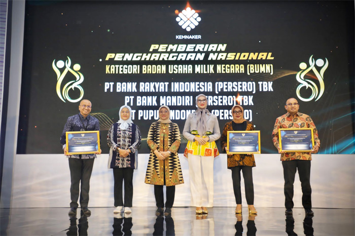 Menaker Ida Fauziyah memberi penghargaan nasional 2023 kepada tiga badan usaha milik negara (BUMN) dan sembilan perusahaan swasta yang mempekerjakan penyandang disabilitas di Jakarta, Selasa (17/10). - Image