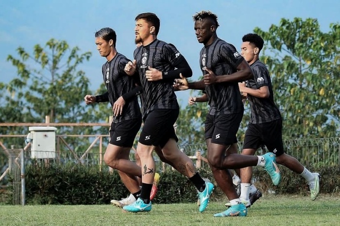 Para pemain Arema FC menggelar latihan di Kota Batu. Mereka optimistis saat menjamu Madura United, Sabtu (28/10) sore. - Image