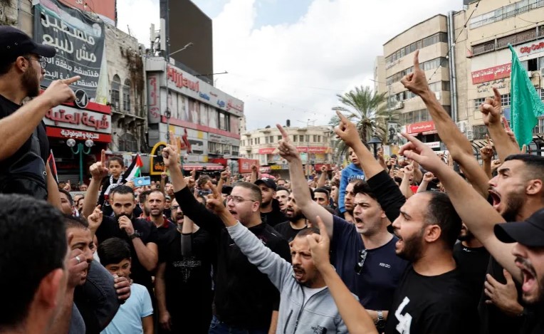 Warga Palestina berunjuk rasa dalam rangka memberi dukungan terhadap Gaza pasca serangan Israel terhadap rumah sakit./Raneen Sawafta/Reuters - Image