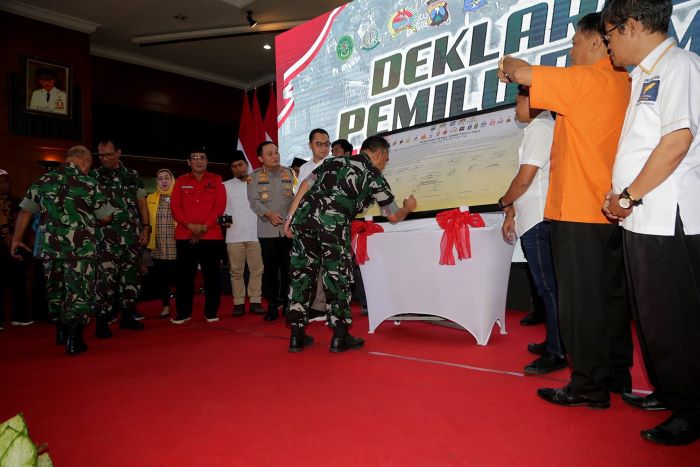 Rapat Koordinasi Lintas Sektoral dan Deklarasi Damai Pemilu 2024 digelar Pemkot bersama Forkopimda Kota Surabaya dan seluruh partai politik, di Graha Sawunggaling, Rabu (18/10). - Image