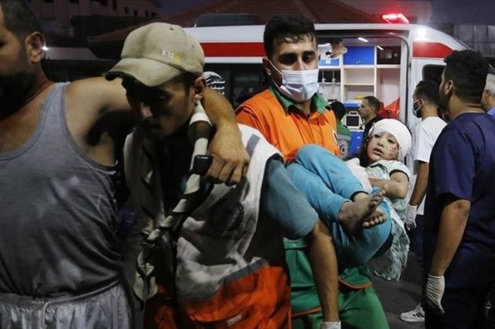 Petugas medis membawa korban serangan Israel ke sebuah rumah sakit di Gaza. - Image
