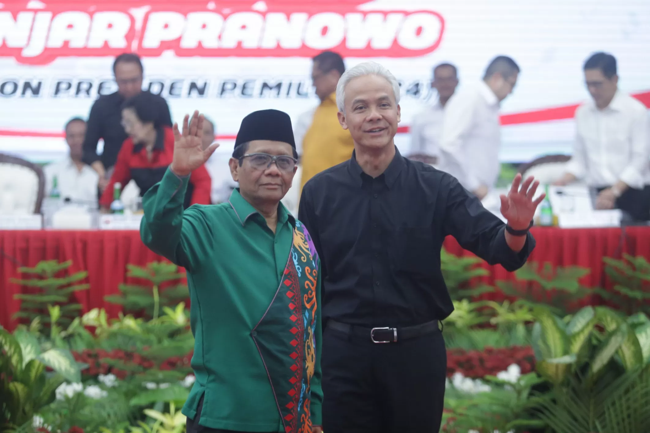 Bakal calon presiden dari PDIP Ganjar Pranowo dan bakal calon wakil presiden Mahfud MD saat acara pengumuman bakal calon wakil presiden pada Pilpres 2024 di kantor DPP PDIP, Jakarta. - Image