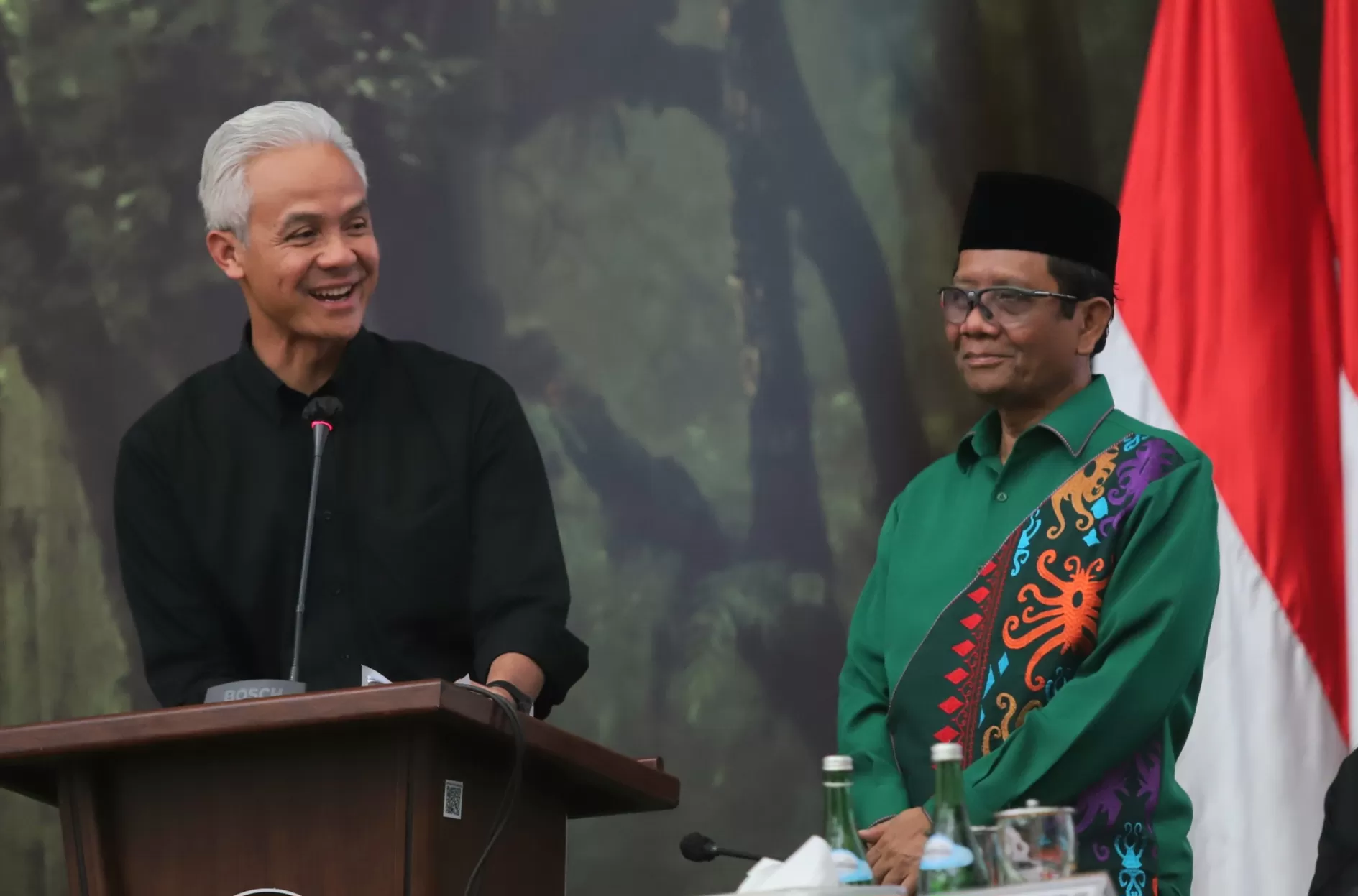 Bakal calon presiden Ganjar Pranowo (kiri) bersama bakal calon wakil presiden Mahfud MD (kanan) pada pengumuman bacawapres pada Pilpres 2024 di Kantor DPP PDIP, Jakarta, 18 Oktober 2023 (Dok. JawaPos. - Image