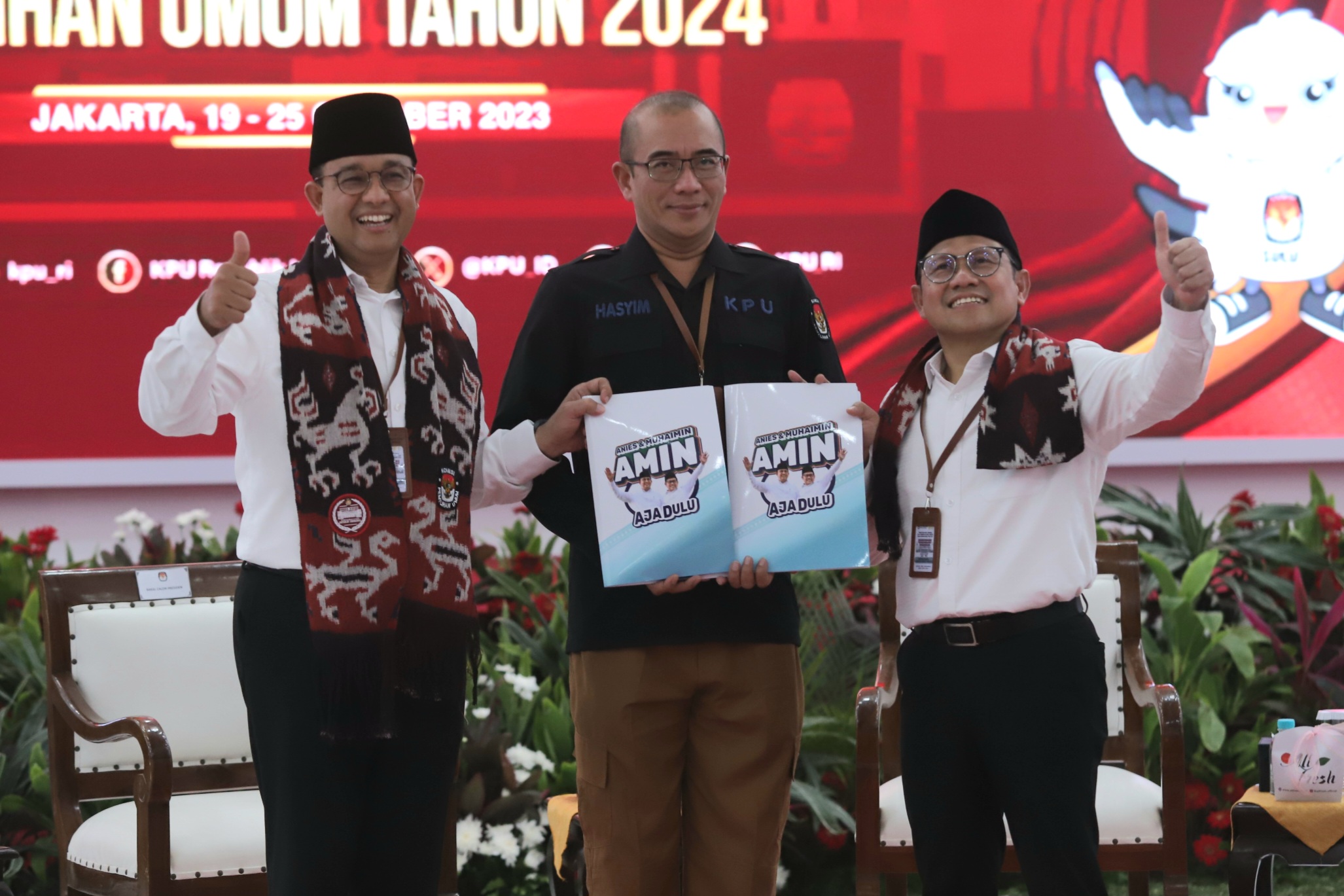 Bakal calon Presiden Anies Rasyid Baswedan dan bakal calon Wakil Presiden Abdul Muhaimin Iskandar melakukan pendaftaran Capres dan Cawapres 2024-2029 di Gedung KPU, Jakarta, Kamis (19/10/2023). - Image