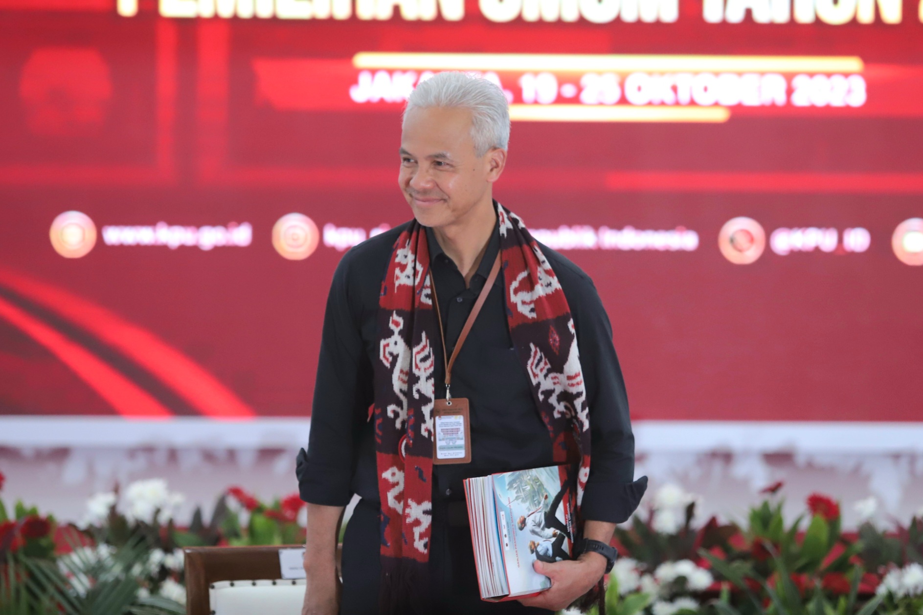 Ganjar Pranowo membalas ucapan selamat ulang tahun dari Anies Baswedan juga dengan bahasa walikan Jogja. - Image