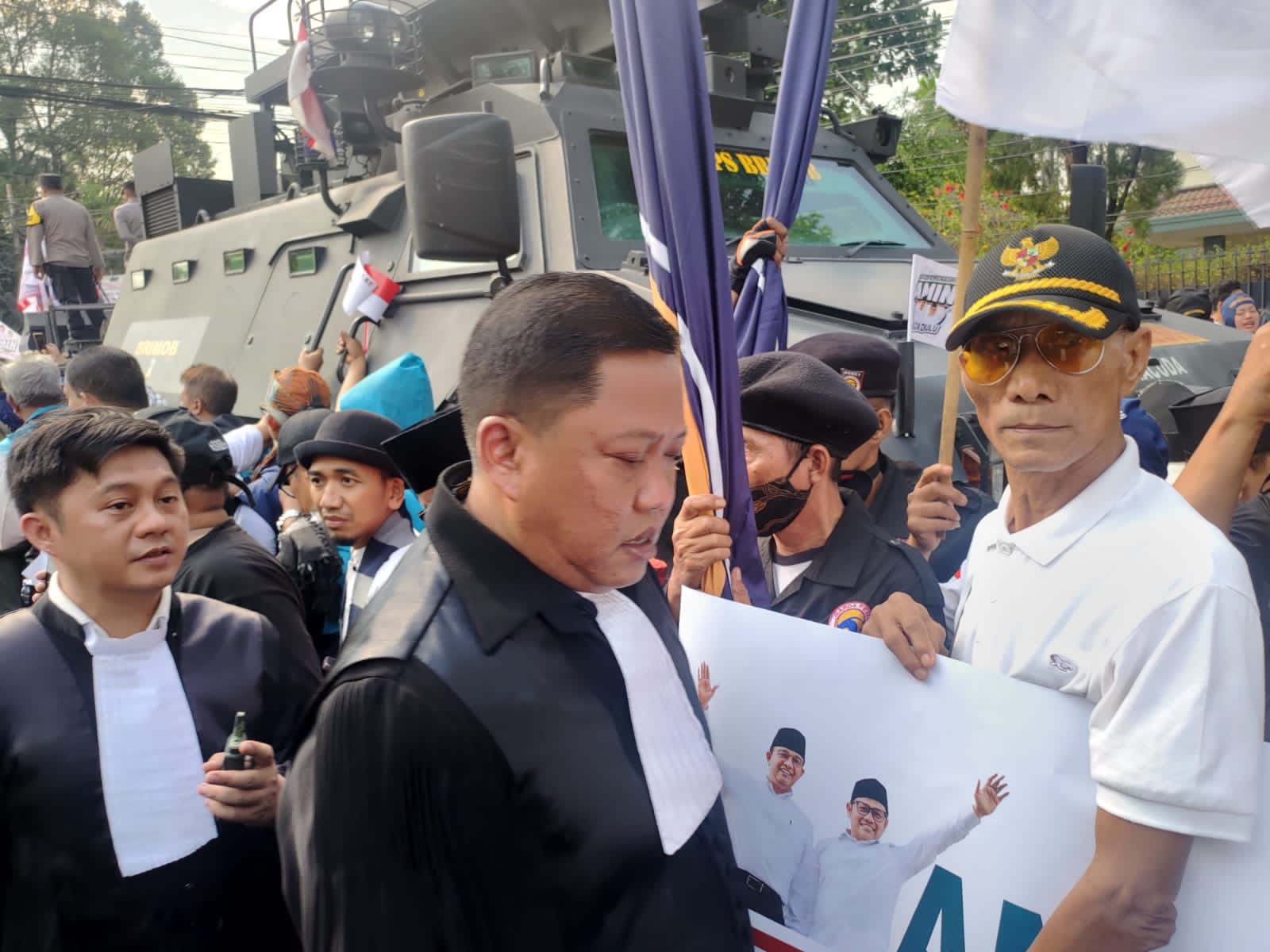 ratusan pengacara yang tergabung dalam Tim Hukum Nasional Anies Baswedan (THN ABW). (Royyan/JawaPos.com) - Image
