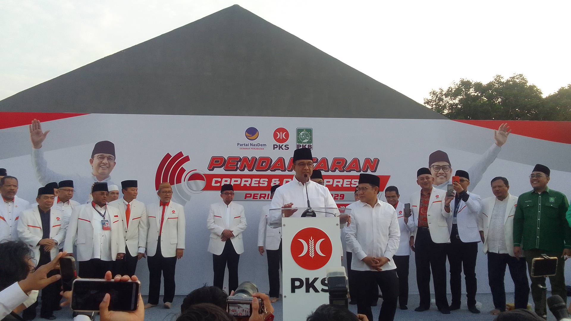 Bacapres dan bacawapres Koalisi Perubahan Anies Baswedan-Muhaimin Iskandar (AMIN) tiba di kantor DPP PKS TB Simatupang, Jakarta Selatan. - Image