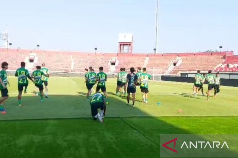 Persebaya Surabaya melakukan latihan di Stadion Kapten I Wayan Dipta, Kabupaten Gianyar, Bali, Kamis (19/10/2023) ANTARA/Dewa Ketut Sudiarta Wiguna - Image