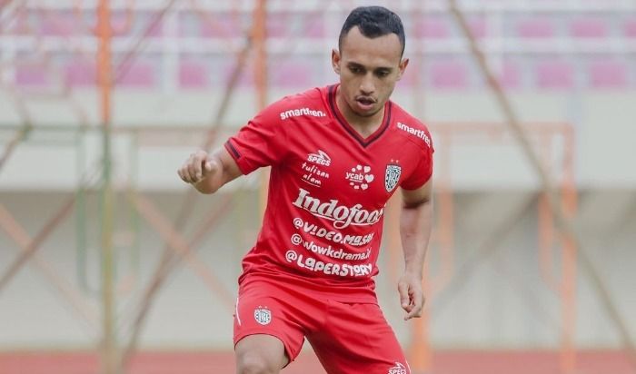 Irfan Jaya pulang ke tanah kelahirannya, Bantaeng, saat Liga 1 libur karena Timnas Indonesia berlaga di Piala Asia 2023. - Image