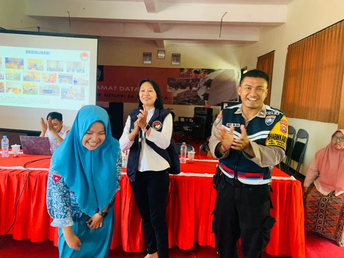 Tim Pokja KBN Kelurahan Putat Jaya bekerja sama dengan Satresnarkoba Polrestabes Surabaya sosialisasi bahaya penyalahgunaan dan peredaran gelap narkoba di SMPN 56 Surabaya di Jalan Raya Dukuh Kupang. - Image