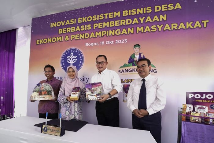 Lapis Bogor Sangkuriang dan IPB University tanda tangani MoU mendorong inovasi ekosistem bisnis desa berbasis pemberdayaan ekonomi dan pendampingan masyarakat. - Image