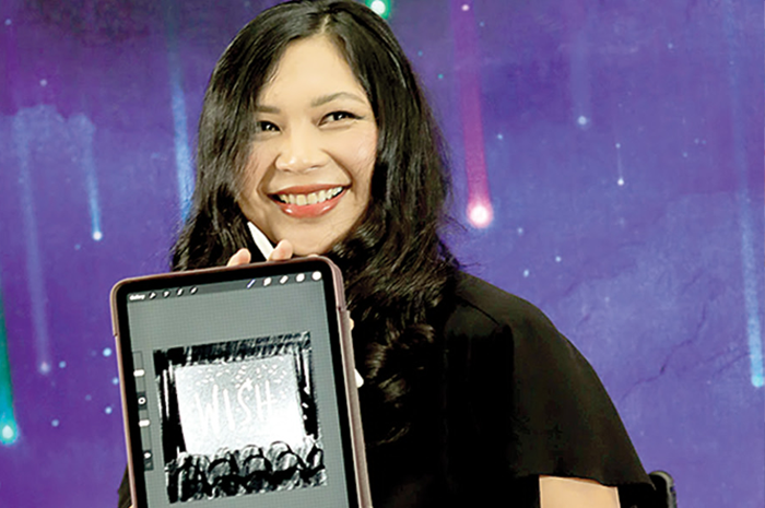 RAYAKAN 100 TAHUN WALT DISNEY: Griselda Sastrawinata-Lemay membuat kostum untuk karakter Asha di film Wish yang akan tayang bulan depan. - Image