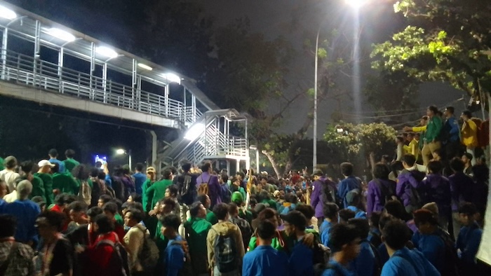 Aksi mahasiswa yang tergabung dalam BEM se Indonesia masih tetap bertahan di area patung kuda. - Image