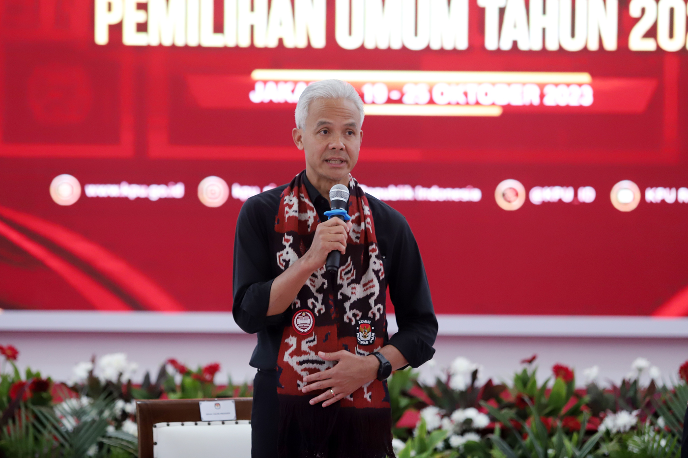 Calon presiden Ganjar Pranowo memberikan sambutan saat pencalonan menjadi presiden dan wakil presiden di Kantor KPU, Jakarta, Kamis (19/10/2023). - Image