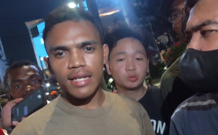 Salah satu mahasiswa yang mengaku mendapatkan kekerasan dari pihak kepolisian mulai dari dipukuli, diinjak, hingga dicekik. - Image